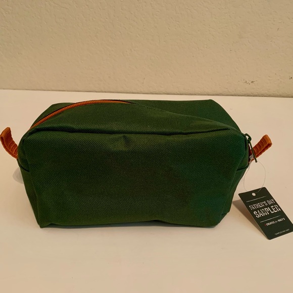 NWT Macy’s Toiletry Travel Case - Picture 3 of 4